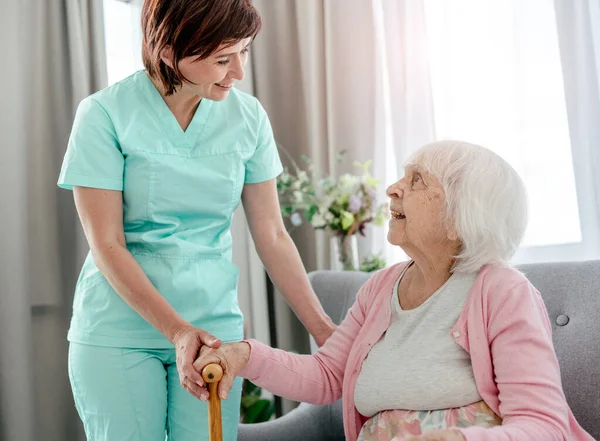 Mulher idosa e enfermeira — Fotografia de Stock
