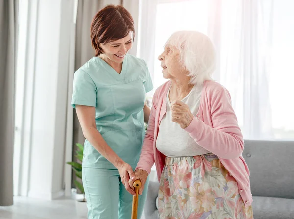 Ältere Frau und Krankenschwester — Stockfoto