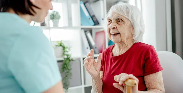 Mujer anciana y enfermera — Foto de Stock