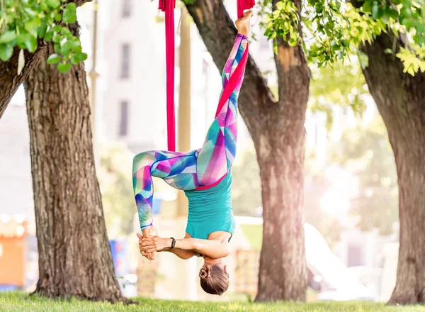 Dívka dělá létající jógu — Stock fotografie