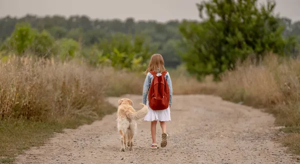 Golden retriever köpeği olan kız — Stok fotoğraf