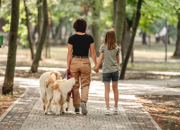 Mãe e filha com cão golden retriever — Fotografia de Stock