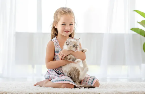 Девушка с котенком — стоковое фото