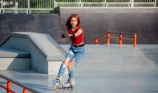 Meisje met rolschaatsen buiten — Stockfoto