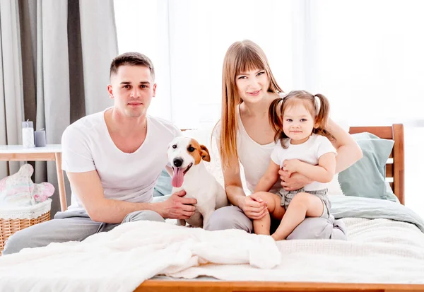 Zonnige familie ochtend in het bed — Stockfoto