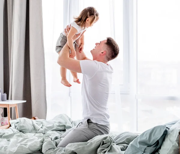 Babası ve kızı yataktalar. — Stok fotoğraf