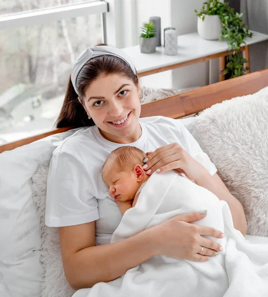 Moeder met pasgeboren baby — Stockfoto