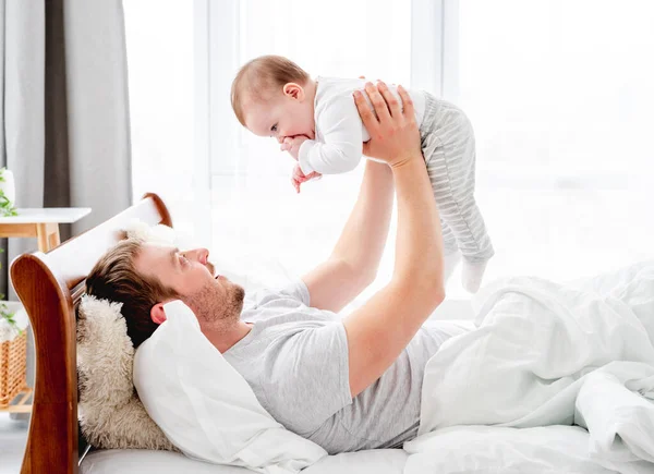 Père avec fils dans le lit — Photo