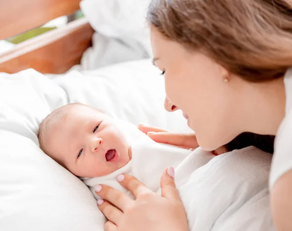 Anne ve yeni doğmuş bebek. — Stok fotoğraf