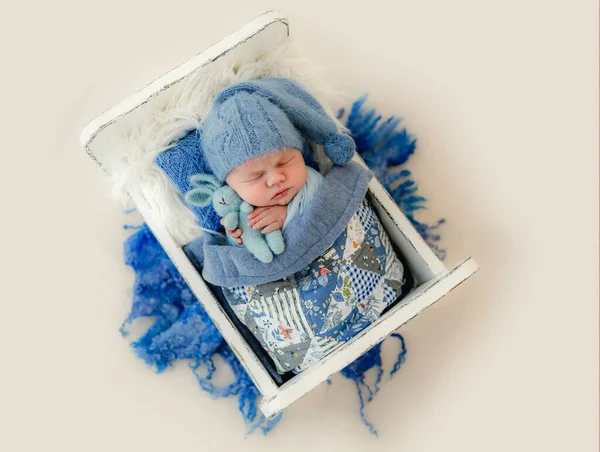 Nyfödd baby studio porträtt — Stockfoto