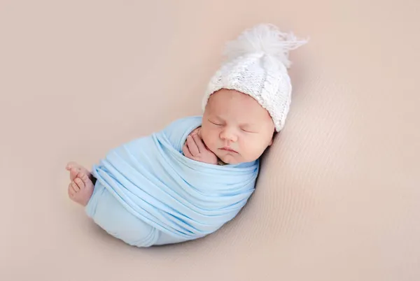 Yeni doğan bebek stüdyo portresi — Stok fotoğraf