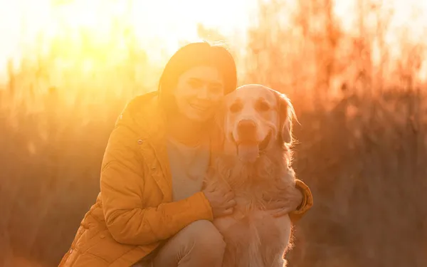 Girl with golden retriever dog — Stock Photo, Image