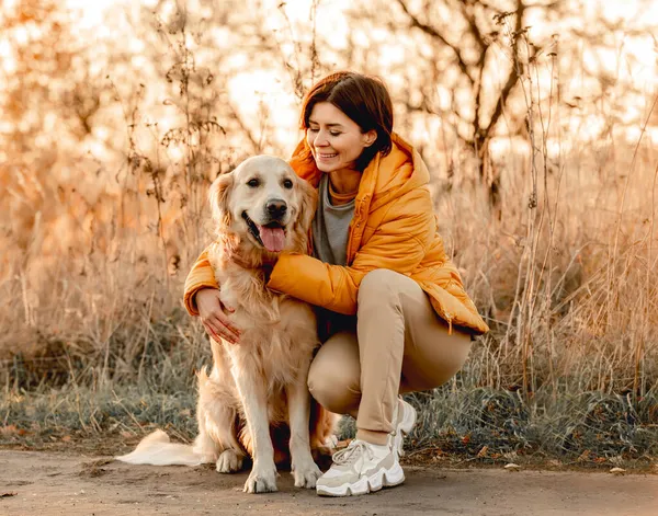 Golden retriever köpeği olan kız — Stok fotoğraf