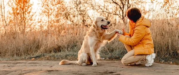 Dziewczyna z psem golden retriever — Zdjęcie stockowe