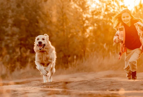 Gadis dengan anjing golden retriever — Stok Foto