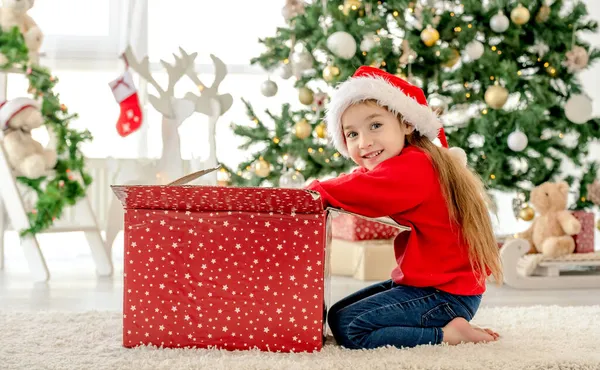 Gyermek lány karácsonykor — Stock Fotó
