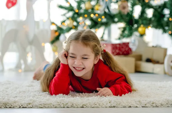 Barnflicka i juletid — Stockfoto