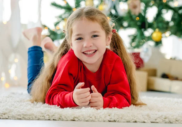 Barnflicka i juletid — Stockfoto