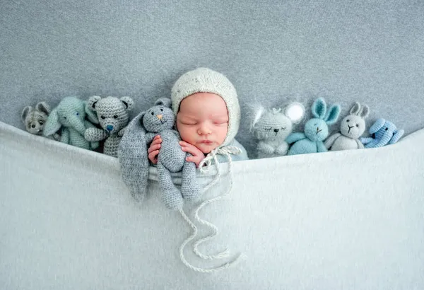 Newborn boy studio portrait — Stockfoto