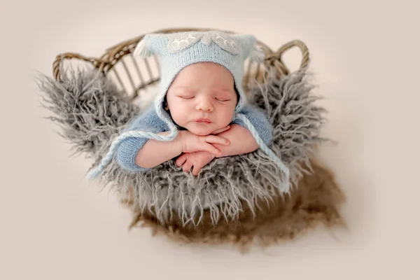 Newborn boy studio portrait — Stockfoto