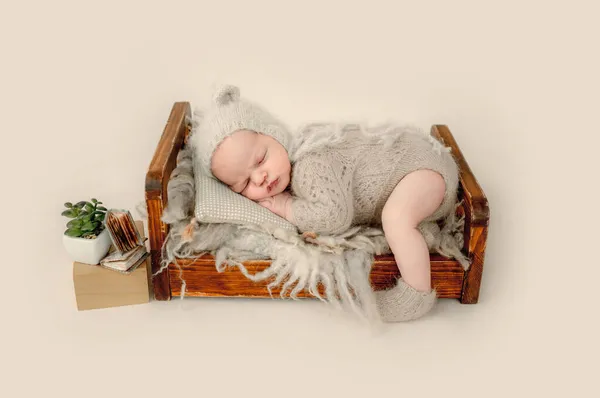 Newborn boy studio portrait — Stockfoto