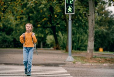 Sırt çantalı kız öğrenci.