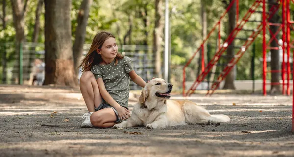 Mädchen mit Golden Retriever Hund — Stockfoto
