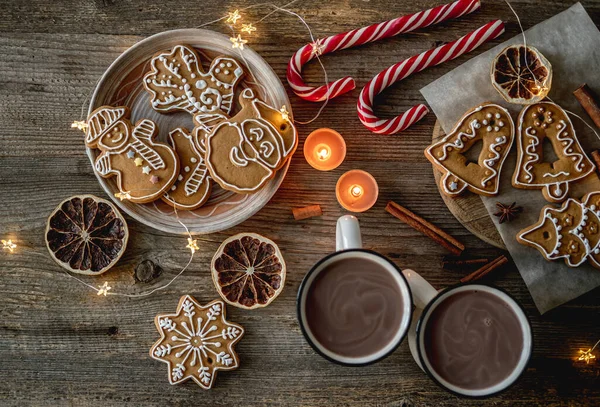 Pan di zenzero festivo accanto alle decorazioni natalizie — Foto Stock