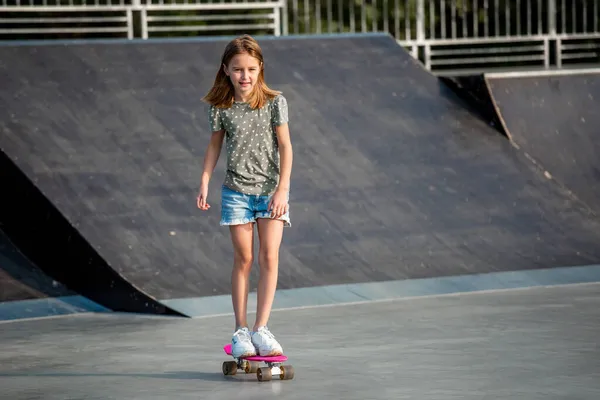 Meisje met skateboard buiten — Stockfoto