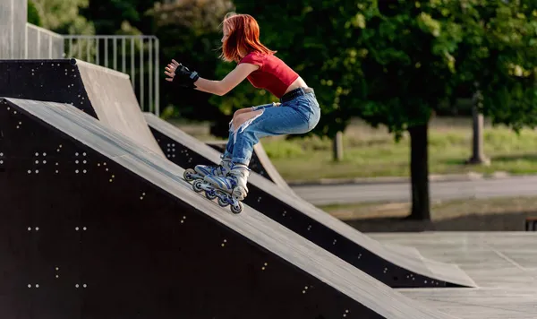 Chica con patines al aire libre —  Fotos de Stock