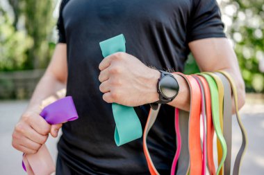 Adam dışarıda antrenman yapıyor.