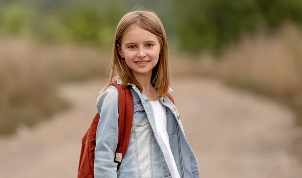 Preteen girl in the field — Stock Photo, Image
