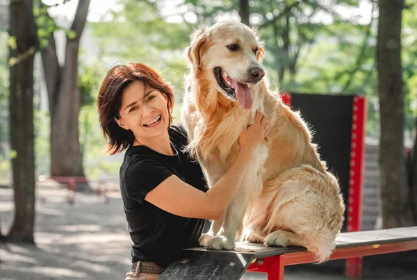 Mädchen mit Golden Retriever Hund — Stockfoto