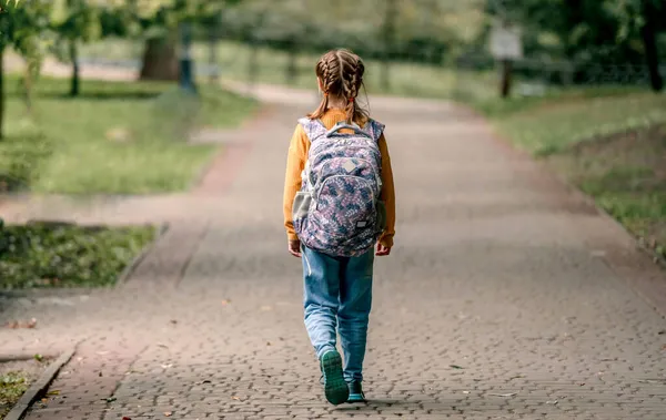 Iskoláslány hátizsákkal a szabadban — Stock Fotó