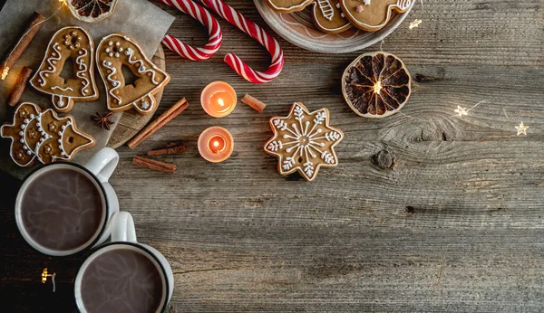 Ev yapımı zencefilli ekmek ve Noel süslemeleri. — Stok fotoğraf