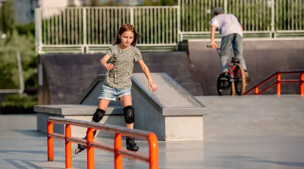 Meisje met rolschaatsen buiten — Stockfoto