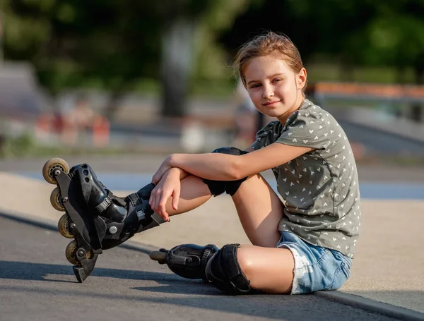 Fille avec patins à roulettes à l'extérieur — Photo