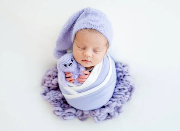 Newborn baby girl studio portrait — Stockfoto