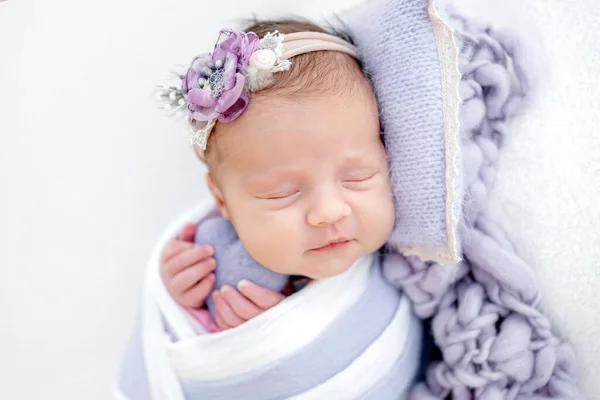 Retrato de estudio de niña recién nacida —  Fotos de Stock