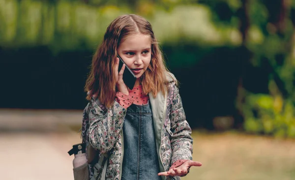 Menina da escola com smartphone — Fotografia de Stock