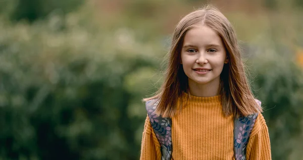 Schoolmeisje met rugzak buiten — Stockfoto