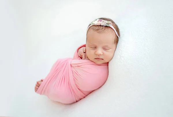 Портрет новорожденной девочки — стоковое фото
