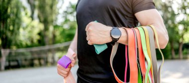 Adam dışarıda antrenman yapıyor.