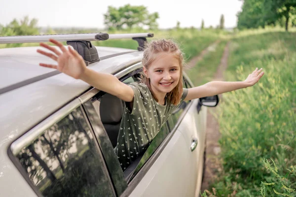 Preteen lány autóval a természetben — Stock Fotó