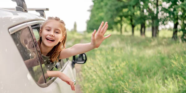 Nastoletnia dziewczyna z samochodu na łonie natury — Zdjęcie stockowe