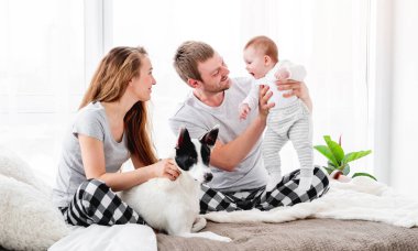 Yatakta köpekli bir aile