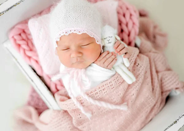 Pasgeboren baby meisje portret — Stockfoto