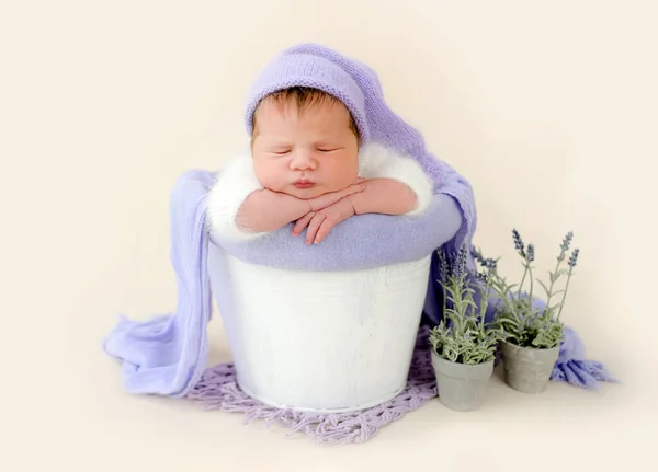 Retrato de niña recién nacida — Foto de Stock