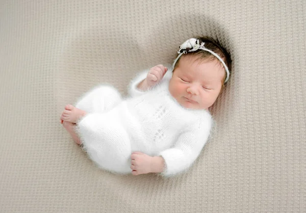 Retrato de niña recién nacida — Foto de Stock