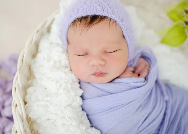 Nyfödd baby flicka stående — Stockfoto